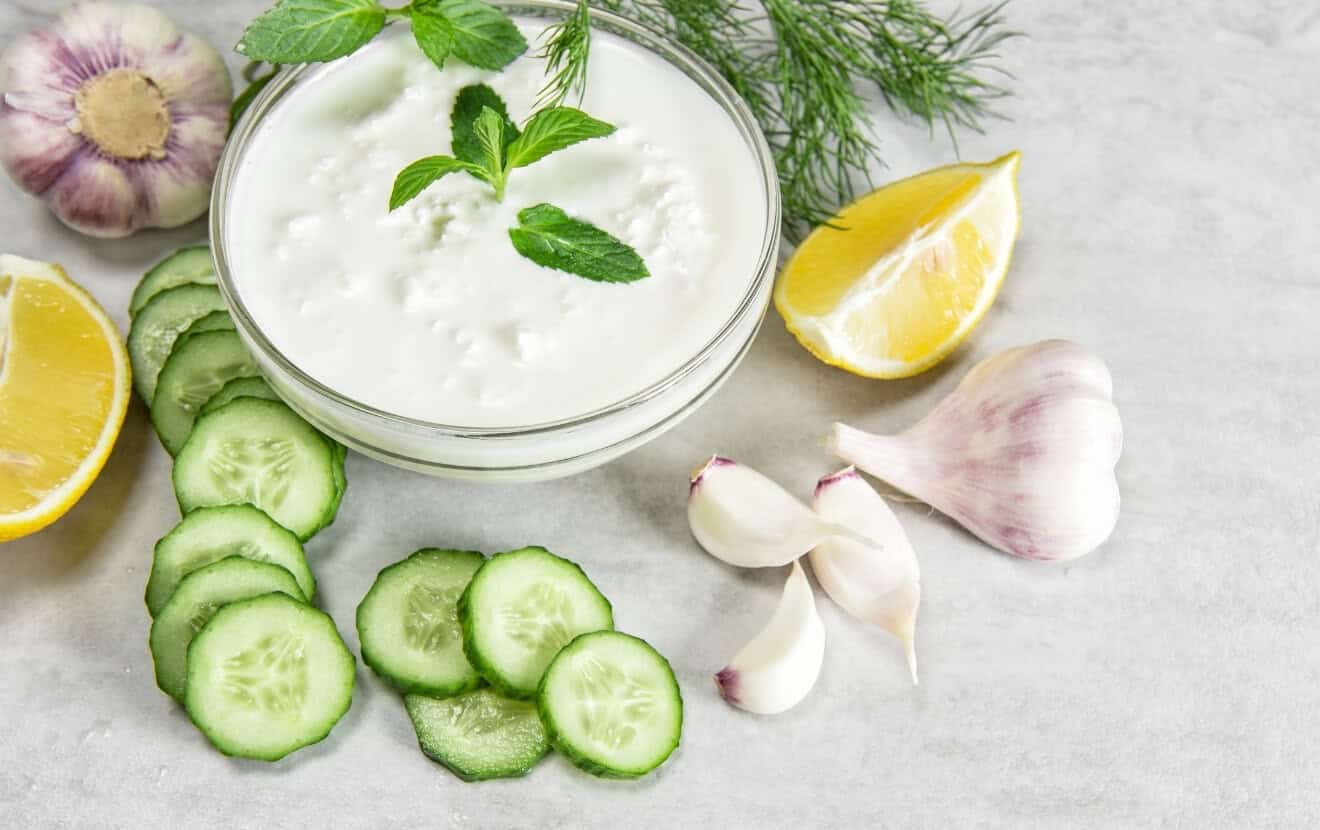 Gesund grillen: Frischer Joghurt-Dip und Zutaten zum Verfeinern: Gurke, Knoblauch, Zitrone und frische Kräuter
