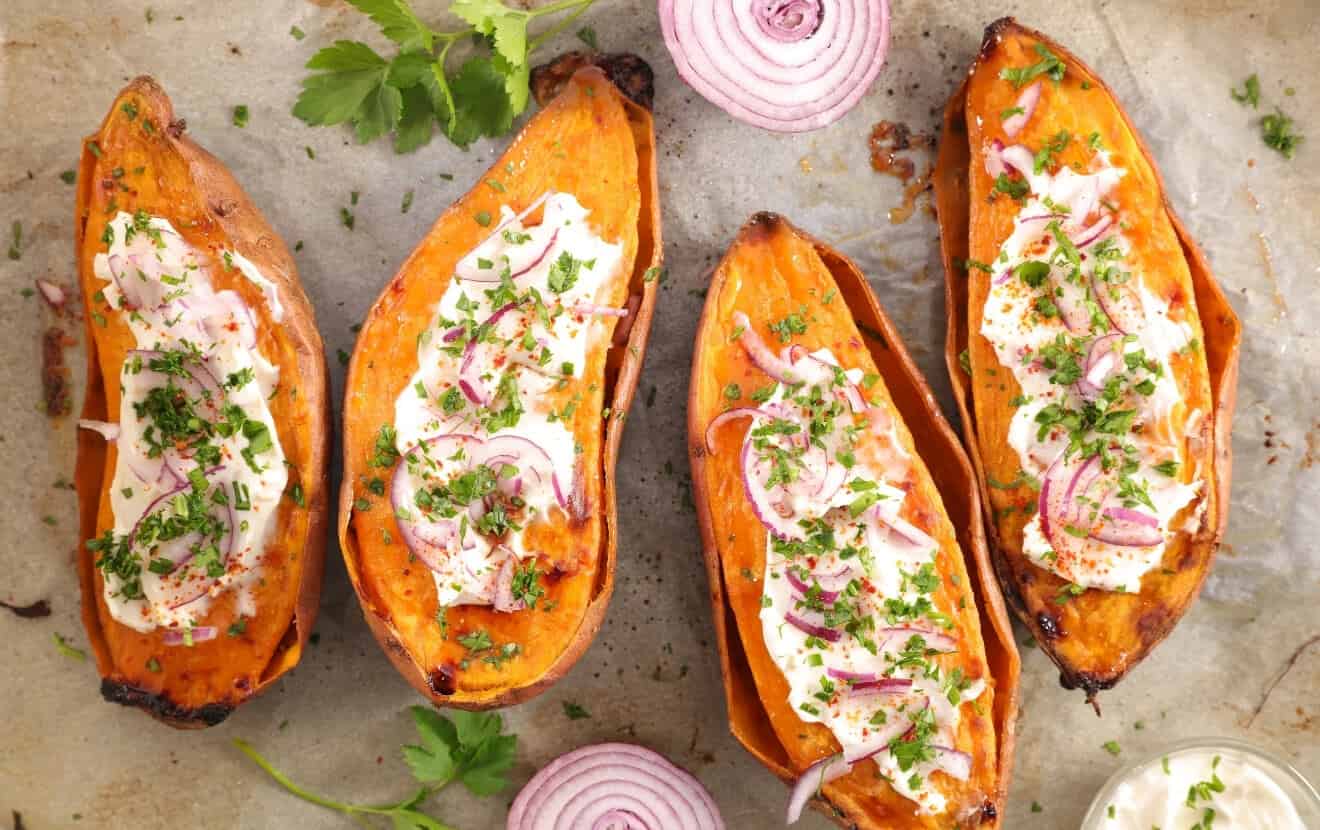 Gesund grillen: Gegrillte Süßkartoffeln mit roten Zwiebeln und Joghurt-Dip und frische Kräuter