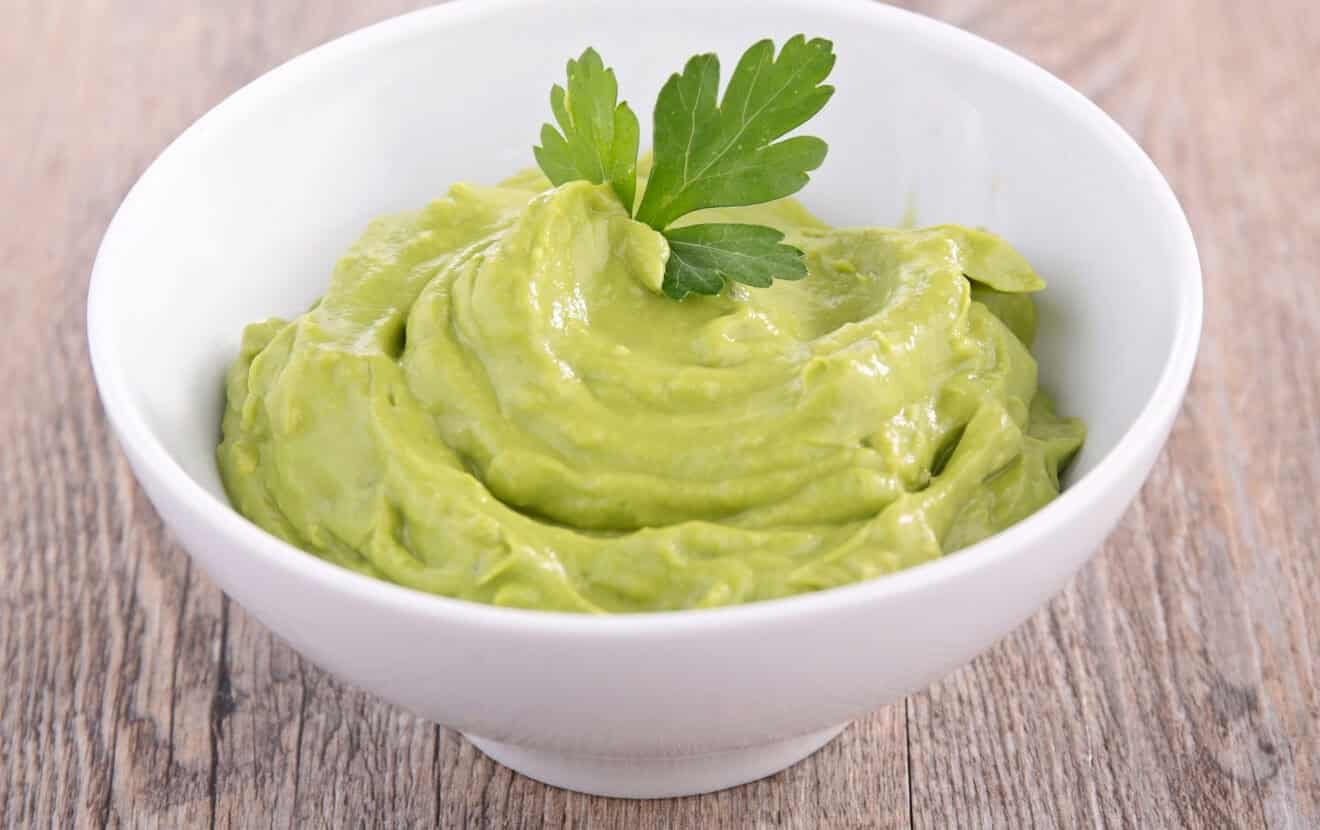 Gesund grillen: Selbstgemachte Guacamole aus frischer Avocado als Dip