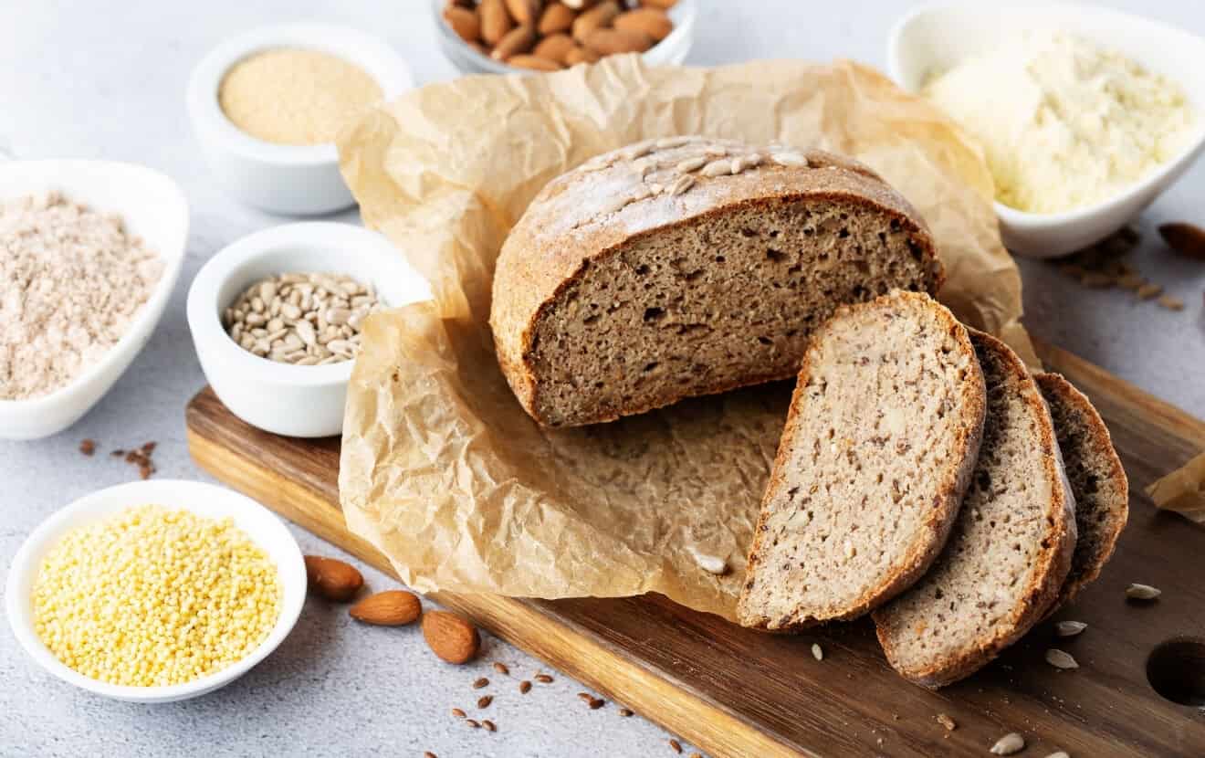 Gesund grillen: Brot mit Nüssen und Saaten als gesunde Beilage