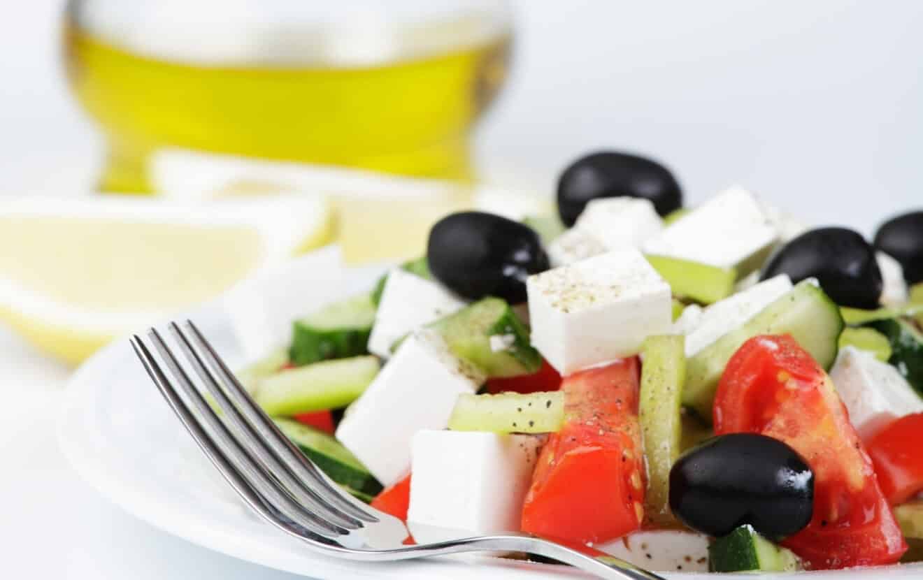 Gesund grillen: Griechischer Salat mit Tomaten, Gurke, Oliven und Feta als Beilage