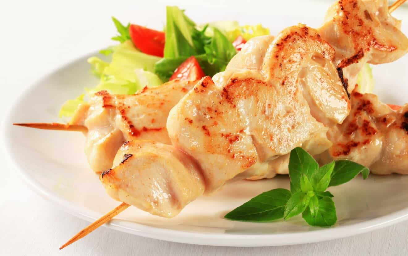 Gesund grillen: Grillspieße aus magerem Hühnchenfleisch mit frischem Salat
