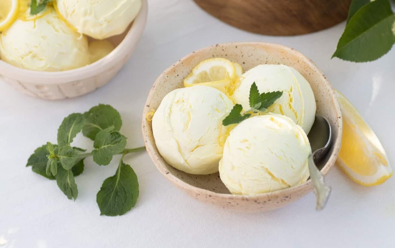Gesund grillen: Selbstgemachtes Zitroneneis mit frischen Zitronen und Minze als Dessert zum Grillen